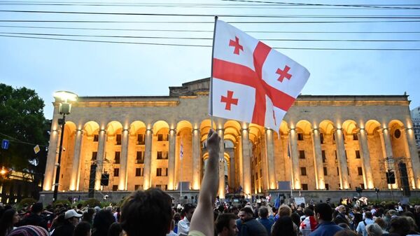 Акция протеста сторонников оппозиции у здания парламента Грузии 2 мая  - Sputnik Грузия