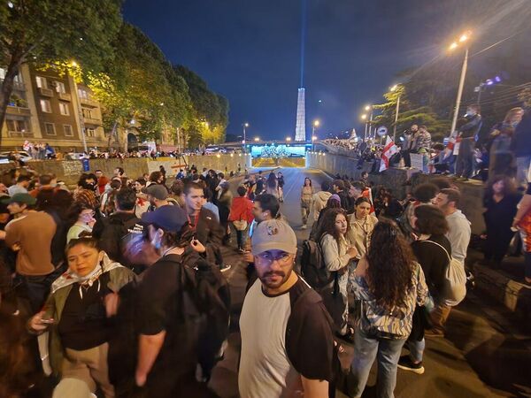 В итоге десятки тысяч человек заполнили площадь Героев, придя на помощь группе своих сторонников.  - Sputnik Грузия