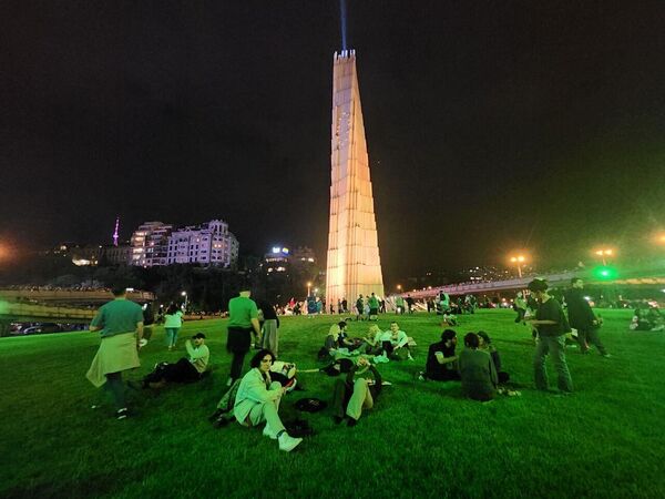 Часть протестующей молодежи расположилась на газоне в центре площади у мемориала.  - Sputnik Грузия