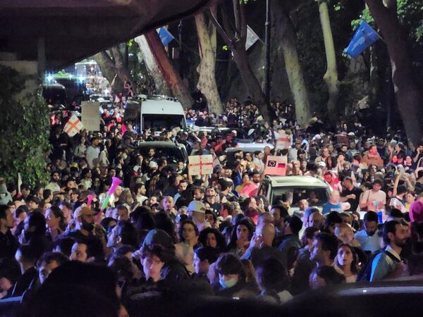 Тысячи жителей заполнили улицу Мераба Костава, спускаясь к площади Героев.  - Sputnik Грузия