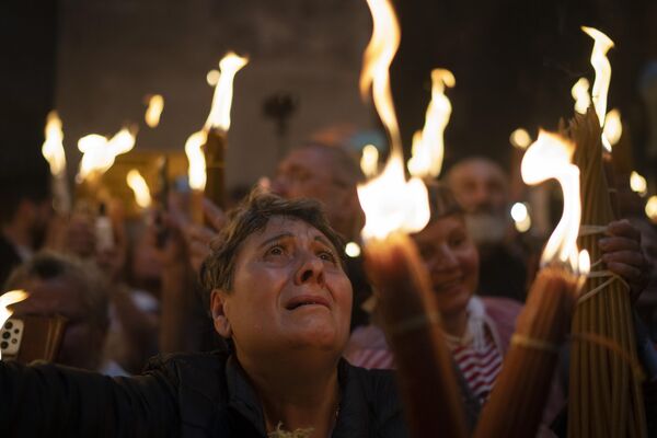 Благодатный огонь символизирует свет Воскресения Христова, верующие считают его святыней. - Sputnik Грузия