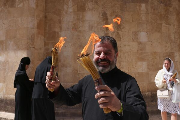 По традиции Благодатный огонь как святыню развозят в разные страны. - Sputnik Грузия