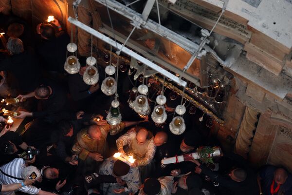 Православные христиане зажигают свечи во время ежегодной церемонии Благодатного огня. - Sputnik Грузия
