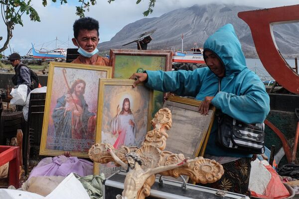 Вулкан Руанг проснулся в прошлом месяцев после вспышки сейсмической активности. - Sputnik Грузия