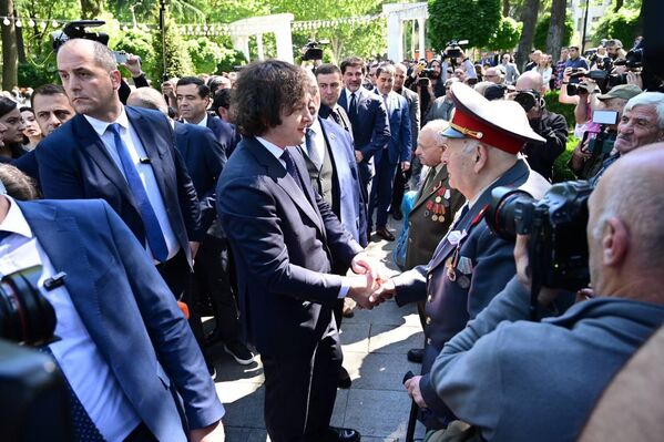 Премьер-министр Грузии Ираклий Кобахидзе лично поздравил ветеранов с праздником и пожелал им доброго здоровья. - Sputnik Грузия