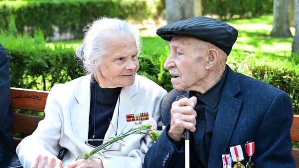 День победы 9 мая 2024. Первые лица Грузии поздравили ветеранов с праздником в парке Киквидзе - Sputnik Грузия
