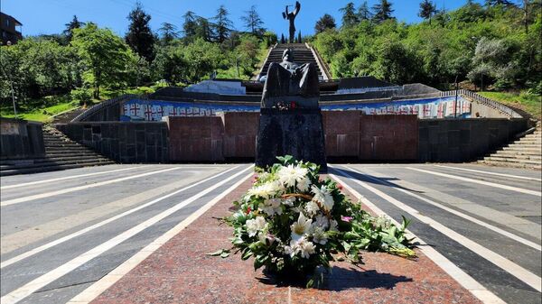 Место встречи изменить нельзя – тбилисцы по традиции несут цветы к мемориалу в парке Ваке