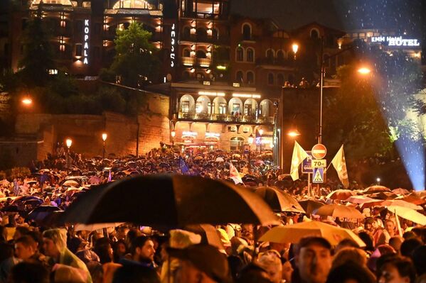 Несмотря на дождь и плохую погоду, десятки тысяч людей шли в составе колонн оппозиции и присутствовали на акции на площади Европы несколько часов подряд. - Sputnik Грузия