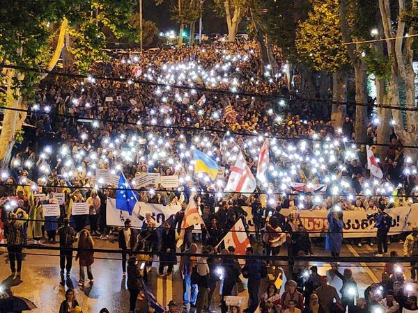 Чтобы показать число собравшихся, участники протестов включали над собой фонарики мобильных телефонов.  - Sputnik Грузия