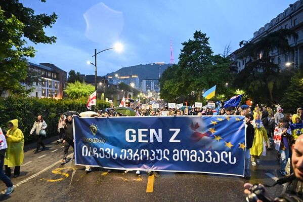Также участники протестов требуют освободить всех лиц, задержанных в ходе последних акций и выступлений оппозиции.  - Sputnik Грузия