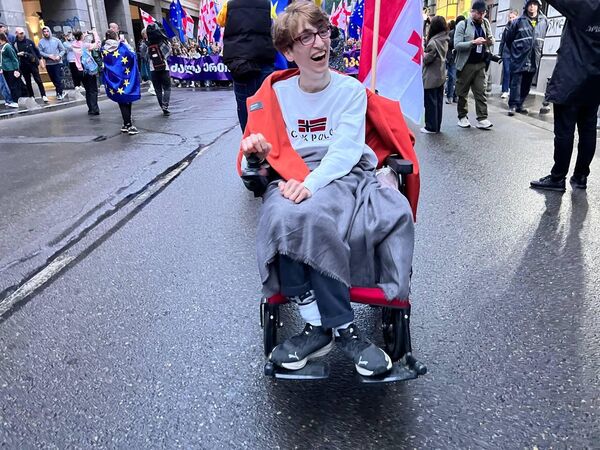 В протесте также принимали участие люди с ОВЗ на колясках.  - Sputnik Грузия