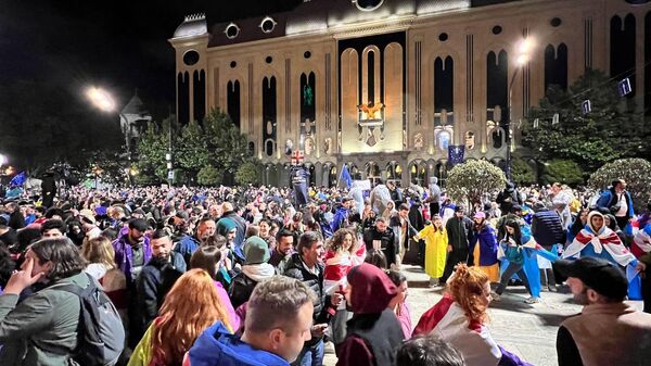 Акция с ночевкой началась - проспект перед парламентом Грузии перекрыт