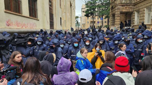 Акция протеста против принятия закона об иноагентах у здания парламента Грузии 14 мая 2024 года - Sputnik Грузия