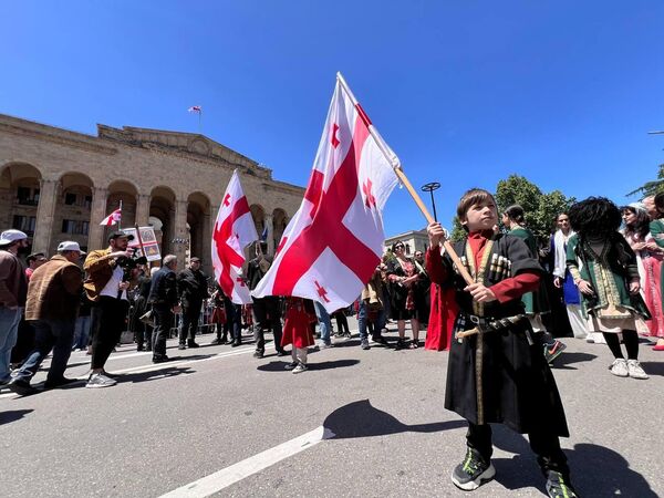 По традиции участники процессии проходят по всему центру города. - Sololaki Грузия