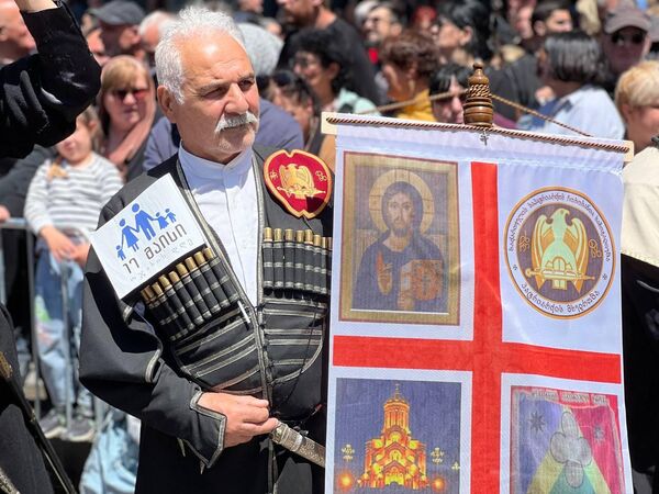 В мае 2013 года противники ЛГБТ-сообщества жестоко разогнали акцию против гомофобии в центре Тбилиси. - Sololaki Грузия