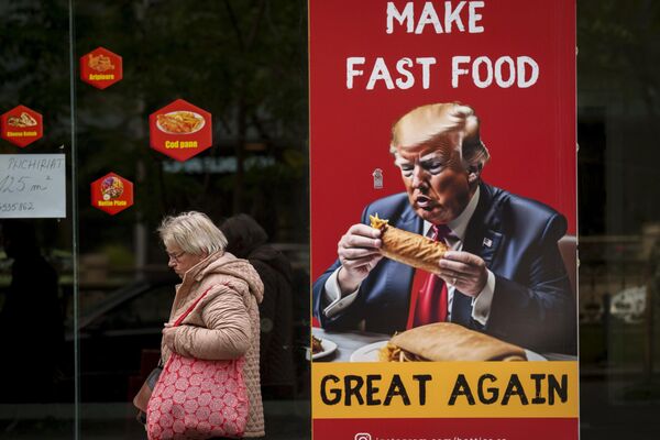 Плакат с изображением бывшего президента США Дональда Трампа в окне закрытого ресторана быстрого питания в Бухаресте. - Sololaki Грузия