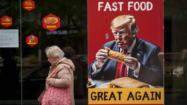 Плакат с изображением бывшего президента США Дональда Трампа в окне закрытого ресторана быстрого питания в Бухаресте, Румыния - Sputnik Грузия