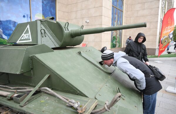 Выставка военной техники в ландшафтном парке &quot;Остров Мечты&quot; в Москве. - Sololaki Грузия