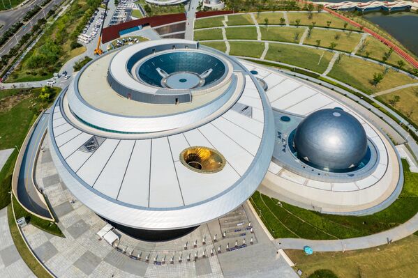 Шанхайский музей астрономии в Китае. Планетарий открылся в 2021 году. Купол музея занимает 38 тысяч квадратных метров. Это самый большой в мире планетарий с точки зрения масштабов здания. - Sputnik Грузия