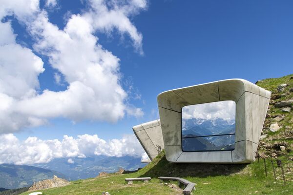 Музей Месснера назван в честь итальянского альпиниста Райнхольда Месснера. Расположился он на вершине горного плато Кронплатц в Италии. - Sputnik Грузия