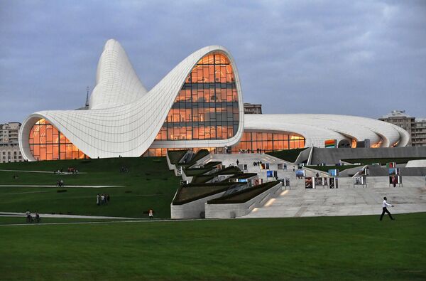Культурный центр Гейдара Алиева в Баку – это комплекс с огромной площадью, спроектированный иракско-британским архитектором Захой Хадид и известный своей характерной архитектурой и плавным изогнутым стилем без острых углов. - Sputnik Грузия