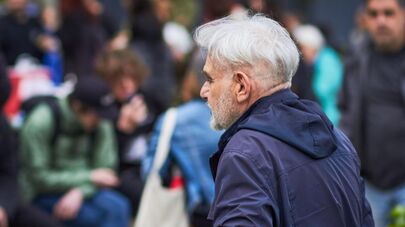 Пожилой прохожий мужчина на улице