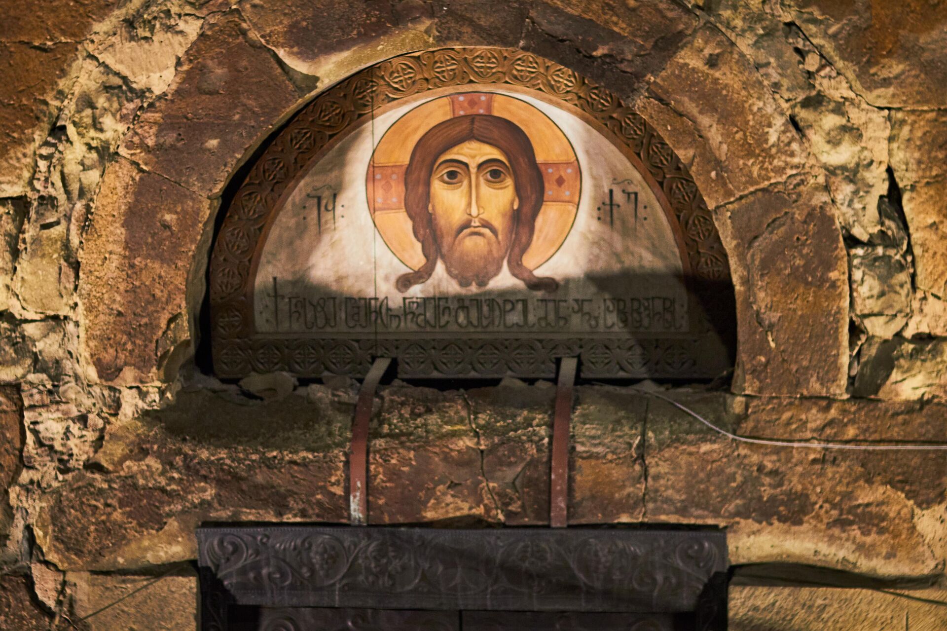 Иисус Христос изображение на входе в церковь Анчисхати - Sputnik Грузия, 1920, 04.04.2026