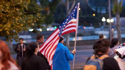 Флаг США Акция протеста против закона об иноагентах в столице Грузии