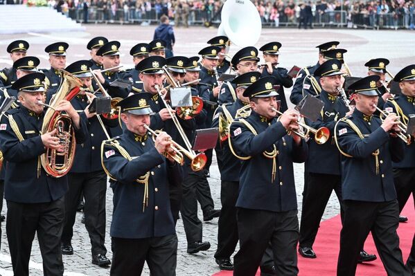 Празднование началось с крупного военного парада на площади Свободы. - Sputnik Грузия