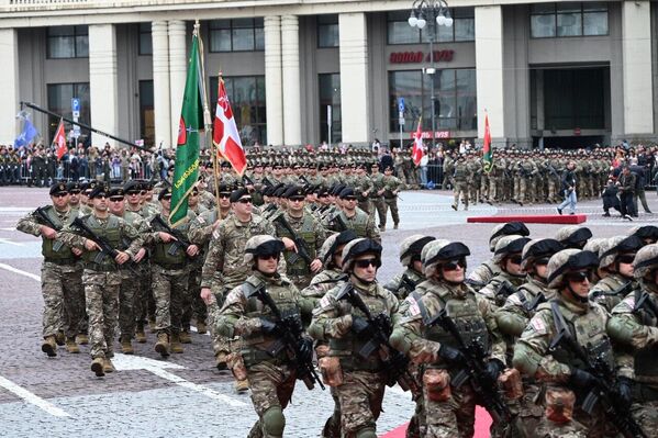 Официальные лица Грузии поздравили ветеранов, действующих военнослужащих, новобранцев и каждого жителя страны. - Sputnik Грузия