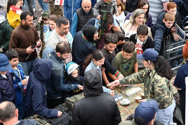 А военнослужащие с радостью демонстрируют взрослым и детям свое боевое оружие. - Sputnik Грузия