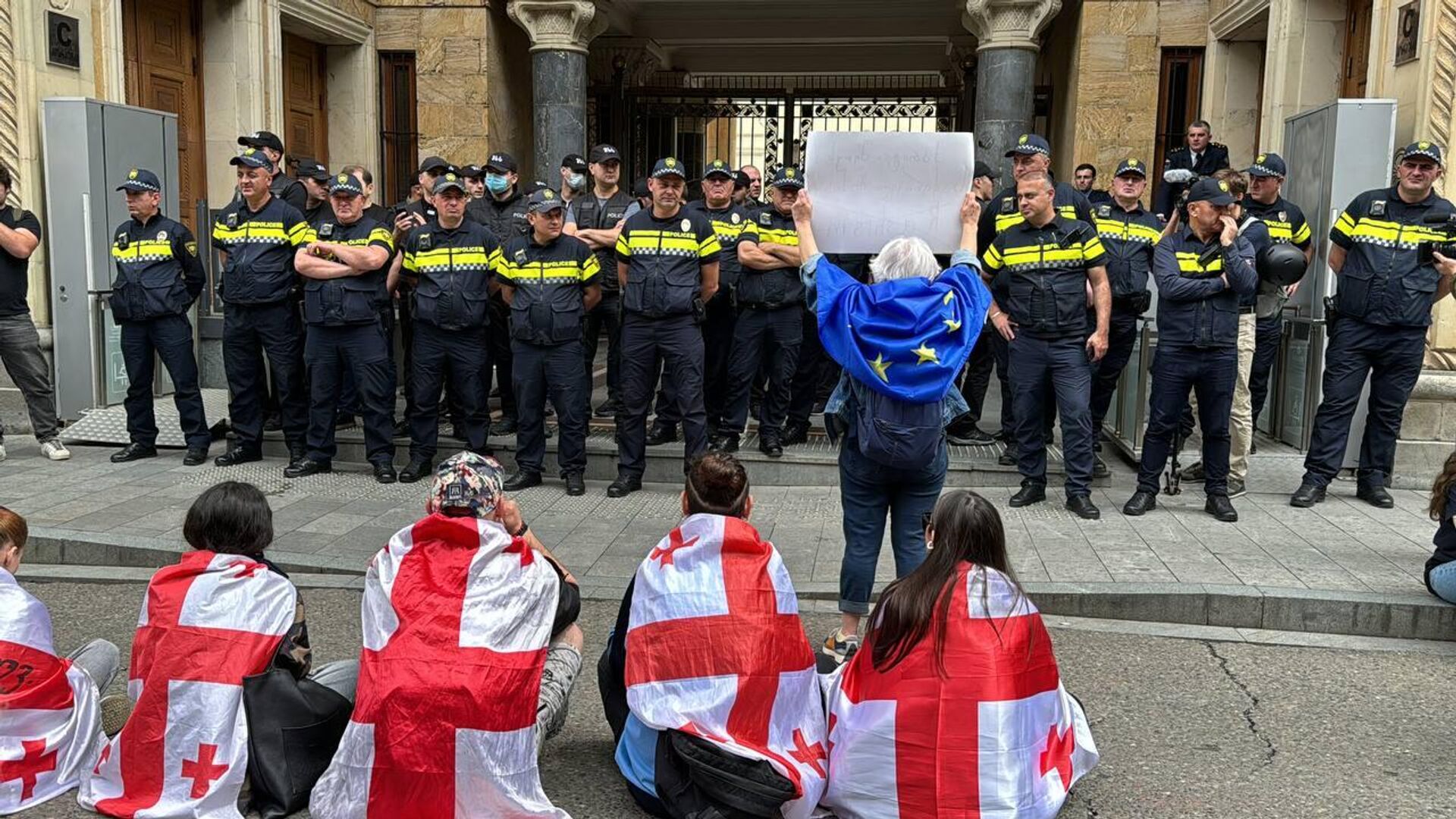 Акция протеста сторонников оппозиции во время преодоления вето против закона об иноагентах 28 мая 2024 года - Sputnik Грузия, 1920, 28.05.2024