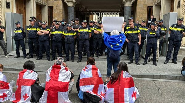 Акция протеста сторонников оппозиции во время преодоления вето против закона об иноагентах 28 мая 2024 года - Sputnik Грузия