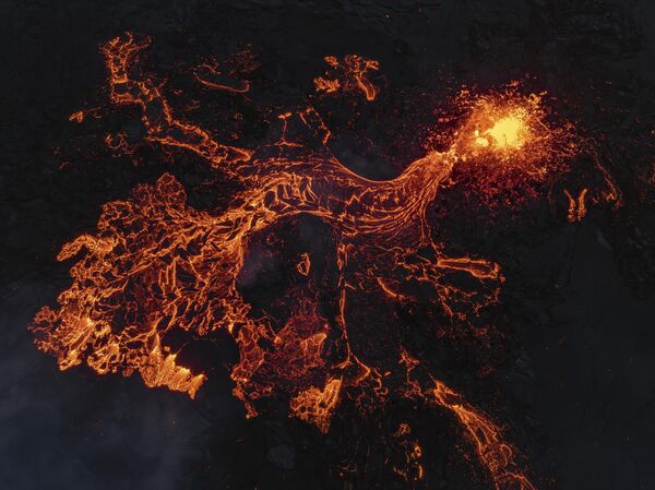 В районе извержения вулкана на полуострове Рейкьянес наблюдается сильная сейсмическая активность. - Sputnik Грузия