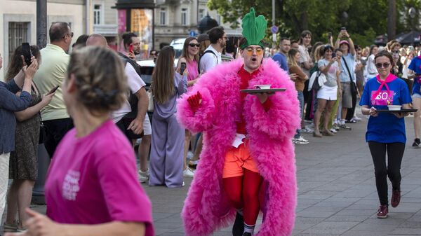 Официанты ресторана принимают участие в соревнованиях по бегу на 600 метров Разнеси миски розового супа в Вильнюсе, Литва - Sputnik Грузия