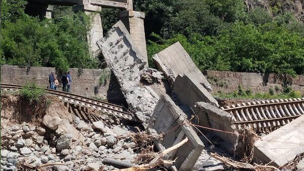 Расчистка от завалов разрушенного участка на перегоне Алаверди-Ахпат путем подрыва и демонтажа разрушенных конструкций - Sputnik Грузия