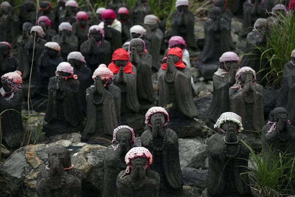 1000 каменных статуй в &quot;Сэссё Сэки&quot; в Японии. - Sputnik Грузия