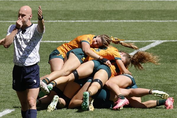 Игроки Австралии празднуют победу по итогам женского полуфинального матча HSBC World Rugby Sevens между Австралией и Новой Зеландией в Мадриде. - Sputnik Грузия