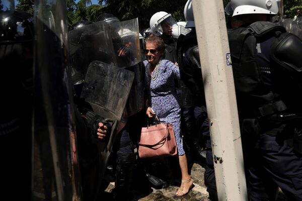 Женщина замечена в столкновении сторонников оппозиции с полицией в Италии. - Sputnik Грузия