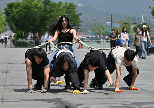 Активисты-экологи и танцоры выступают в образах диких животных во время кампании, посвященной Всемирному дню окружающей среды в Южной Корее. - Sputnik Грузия