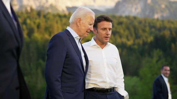 Президент Франции Эммануэль Макрон и президент США Джо Байден на саммите G7 в Германии - Sputnik Грузия