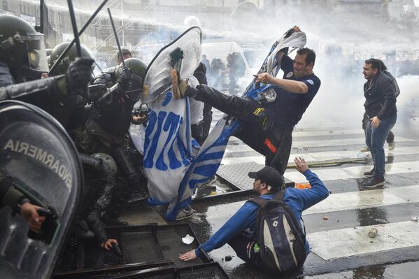 Столкновения протестующих с полицией в Буэнос-Айресе. - Sputnik Грузия