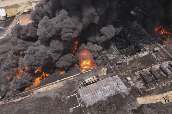 Пожар на нефтеперерабатывающем заводе в Ираке - Sputnik Грузия