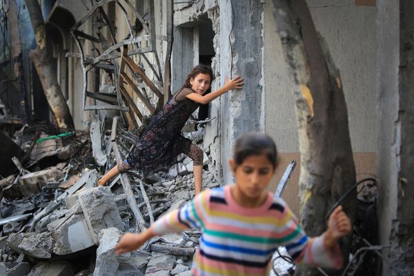 Палестинская девочка в центральной части сектора Газа. - Sputnik Грузия