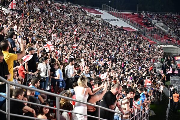 Десятки тысяч грузинских болельщиков собрались на стадионе Михаила Месхи. - Sputnik Грузия
