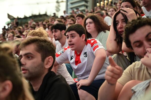 Затаив дыхание, зрители с трибун тбилисского стадиона следили за ходом игры. - Sputnik Грузия