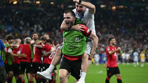 Сборная Грузии по футболу празднует победу в матче с Португалией и выход в 1/8 Евро-2024 - Sputnik Грузия