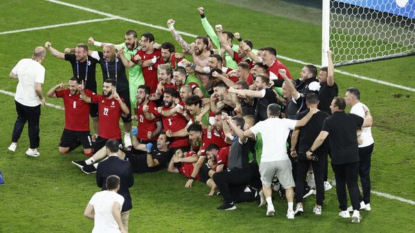 Сборная Грузии по футболу празднует победу в матче с Португалией и выход в 1/8 Евро-2024 - Sputnik Грузия