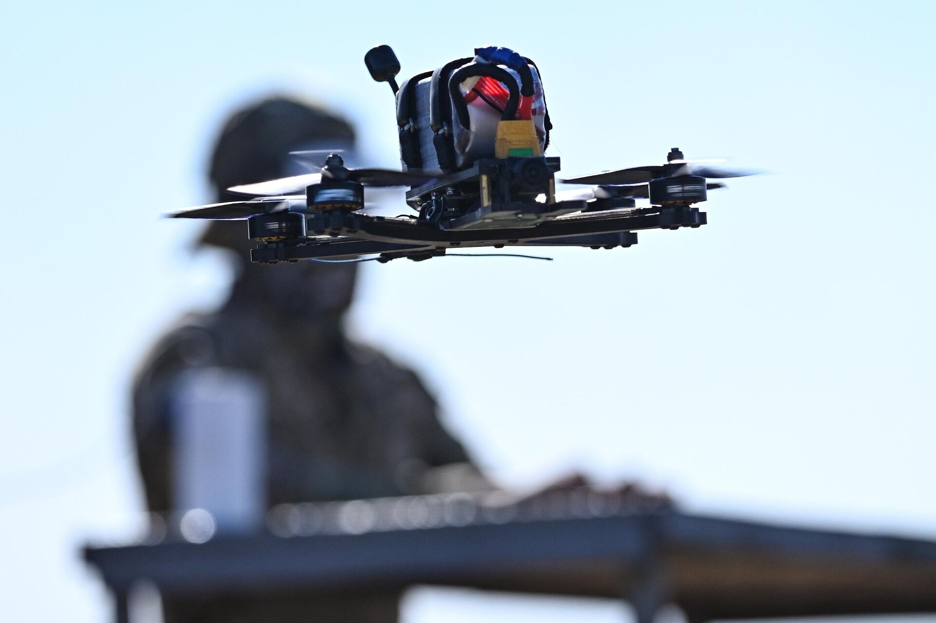 Военнослужащий ВС РФ проходит обучение по полетам на ударных FPV-дронах Бумеранг  - Sputnik Грузия, 1920, 09.04.2026