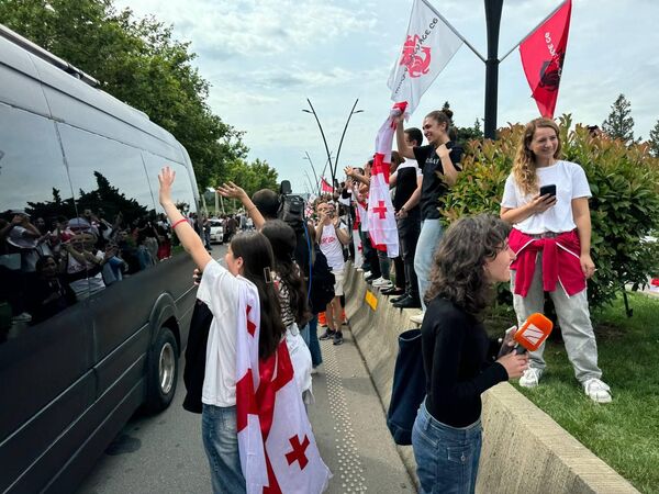 Футболистов встречали тысячи грузинских болельщиков - Sputnik Грузия